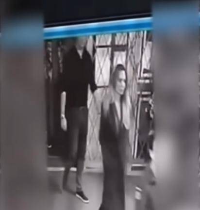 安吉丽娜·朱莉访乌<strong></p>
<p>国家禁止虚拟币</strong>,保镖被带走