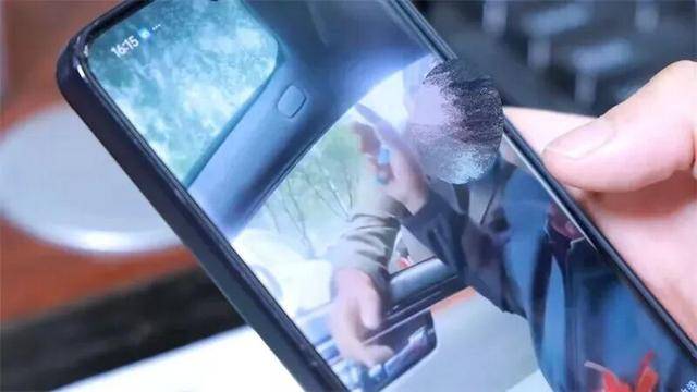 婚车遭拦截索要50条烟作为喜钱,双方僵持1小时,新人无奈打车离去!