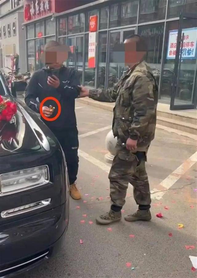 婚车遭拦截索要50条烟作为喜钱<strong></p>
<p>国家禁止虚拟币</strong>,双方僵持1小时,新人无奈打车离去!
