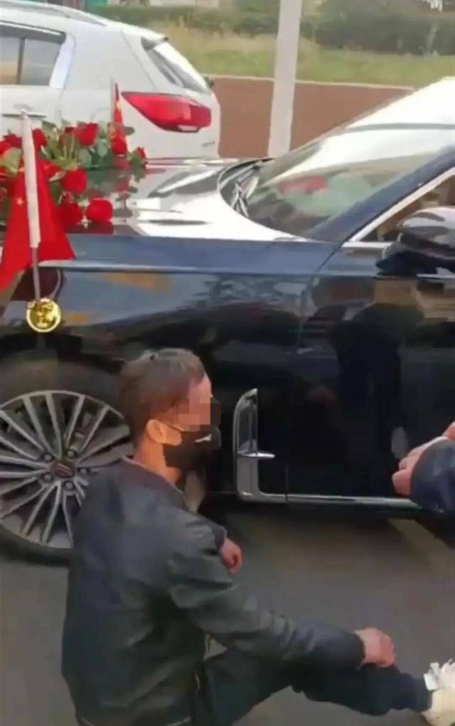 婚车遭拦截索要50条烟作为喜钱<strong></p>
<p>国家禁止虚拟币</strong>,双方僵持1小时,新人无奈打车离去!