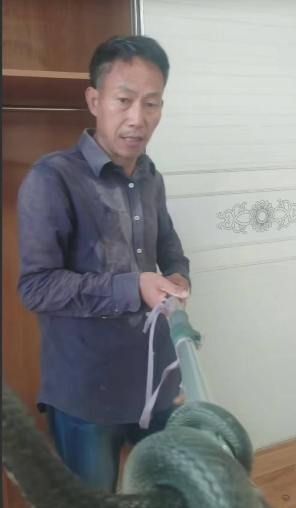 “蛇被我甩开了<strong></p>
<p>虚拟币商城开发</strong>,没完全注射毒液”,湖南直播抓蛇被咬伤网红被警方拘留后发声道歉