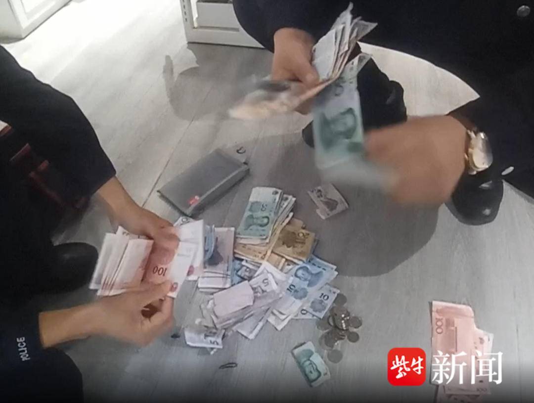 做小本生意的大姐丢了6300元进货款<strong></p>
<p>虚拟币商城开发</strong>,失而复得后哽咽着鞠躬致谢