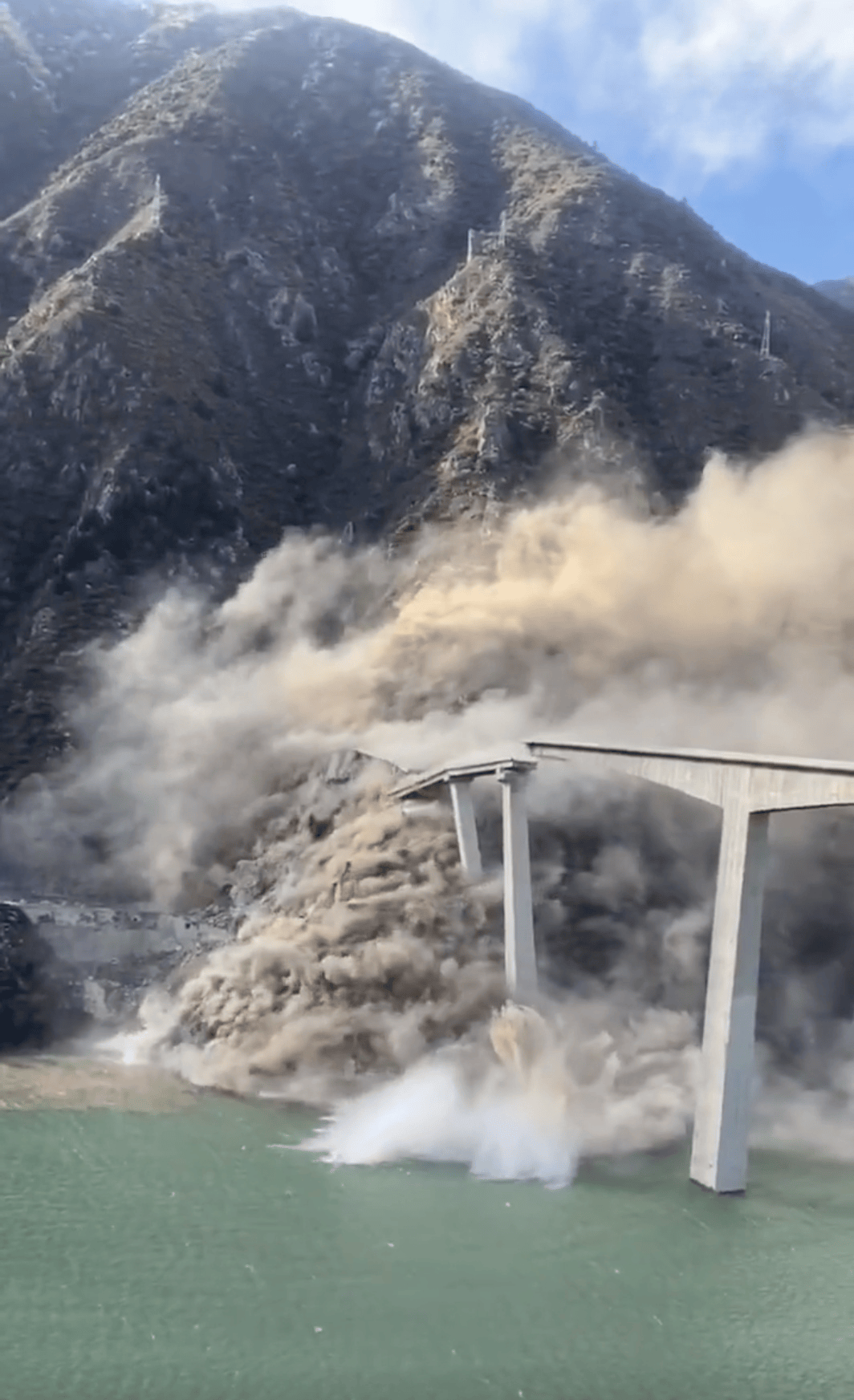 四川阿坝红旗桥为何垮塌<strong></p>
<p>虚拟币商城开发</strong>？官方回应