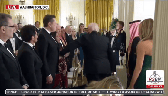 “特马”又同框<strong></p>
<p>储备币虚拟币</strong>！马斯克现身白宫 出席特朗普与沙特王储晚宴