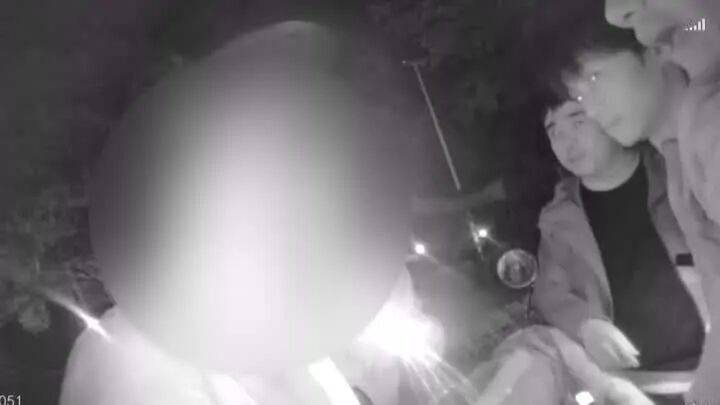 扬州一女子刷短视频惹祸:偷偷去银行取了6万现金<strong></p>
<p>湖南虚拟币</strong>,结果……