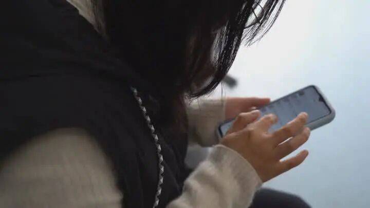 扬州一女子刷短视频惹祸:偷偷去银行取了6万现金<strong></p>
<p>湖南虚拟币</strong>,结果……