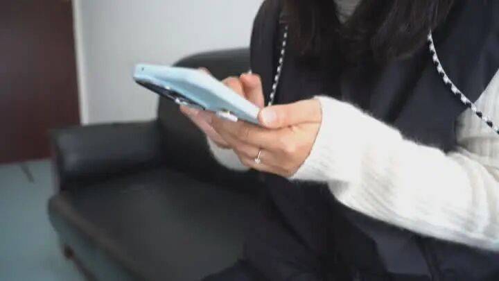 扬州一女子刷短视频惹祸:偷偷去银行取了6万现金<strong></p>
<p>湖南虚拟币</strong>,结果……