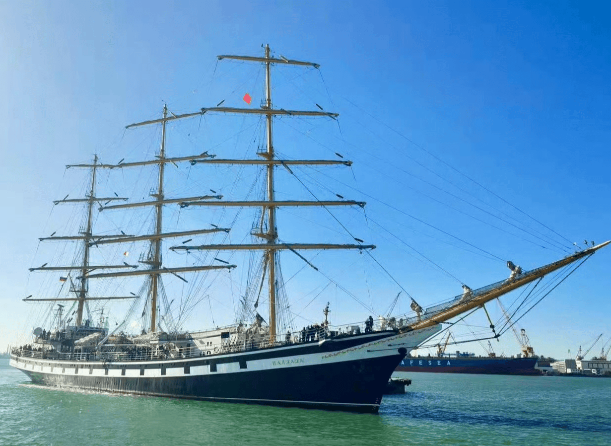 俄媒:俄罗斯“帕拉达”号训练舰结束访华