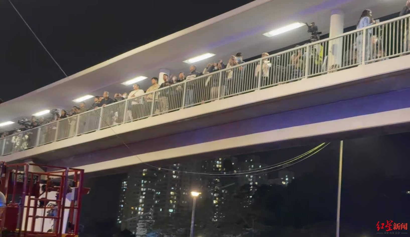 红星新闻实探香港宏福苑大火现场:警员称第一次遇到这么大火<strong></p>
<p>虚拟龙凤币</strong>,餐厅老板自发为救援人员送餐