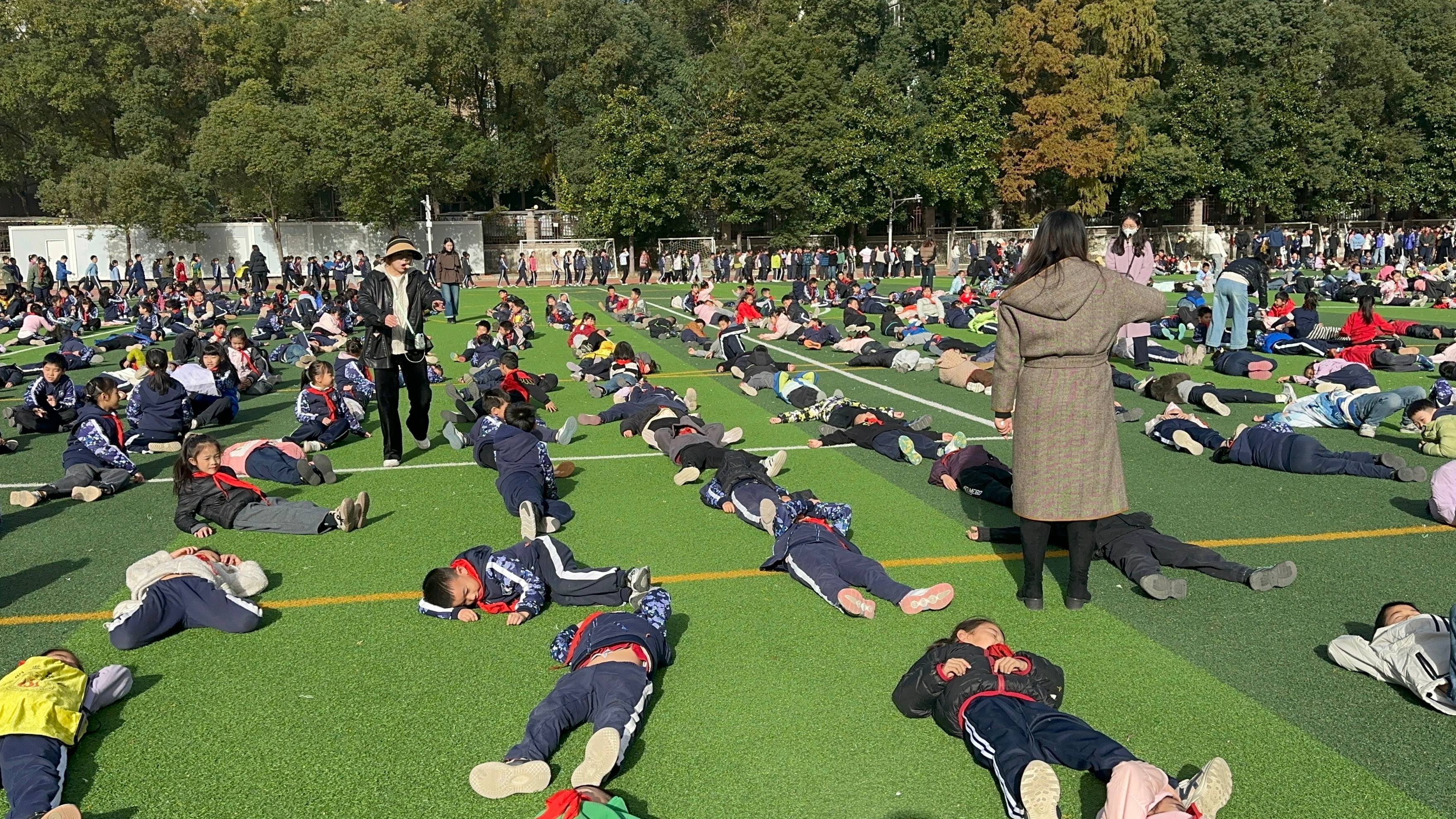 武汉一学校大课间秒变大型“晒娃”现场<strong></p>
<p>元宝网虚拟币</strong>,1700名学生乐得在操场上打滚,乐在其中