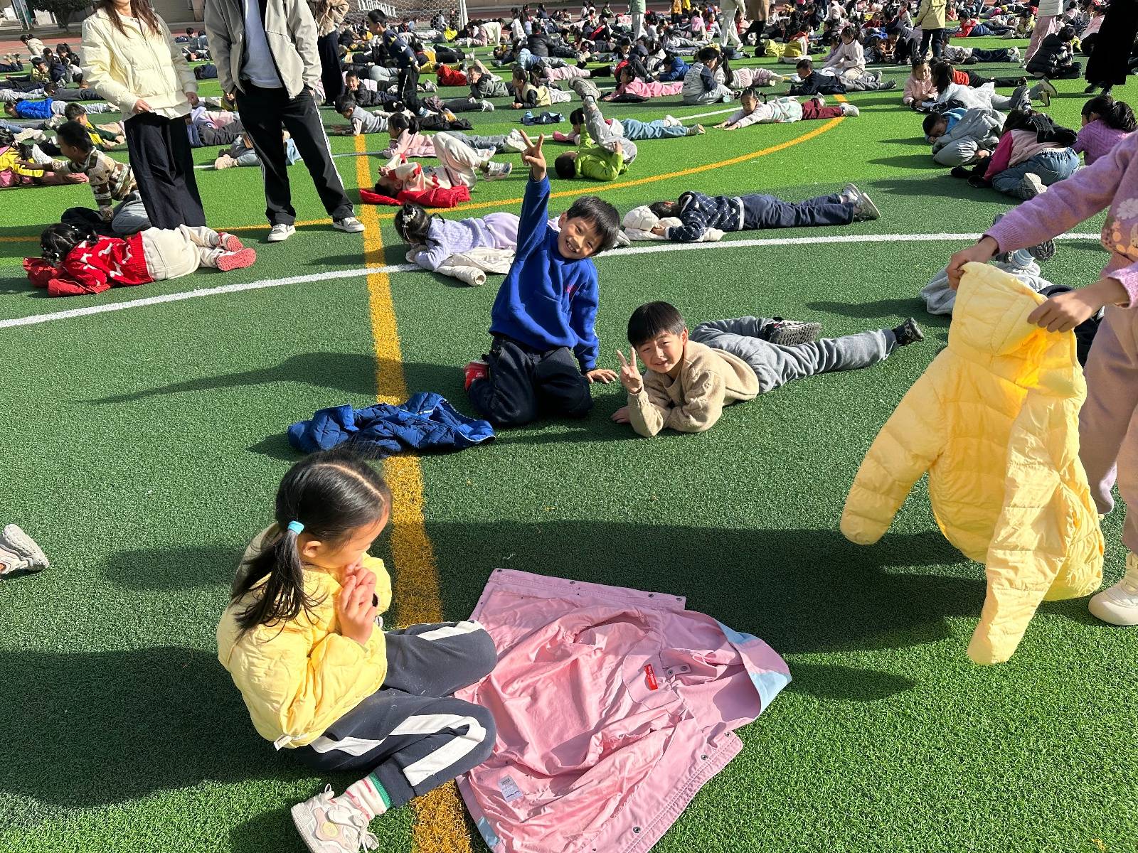 武汉一学校大课间秒变大型“晒娃”现场<strong></p>
<p>元宝网虚拟币</strong>,1700名学生乐得在操场上打滚,乐在其中