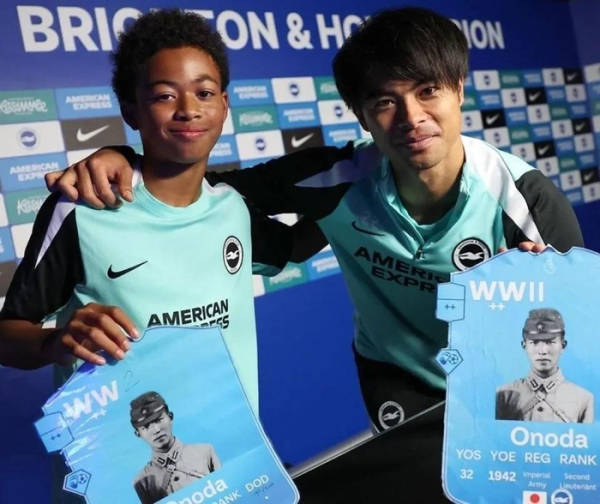 日本球员持“日本最后兵”照片合影<strong></p>
<p>绕过虚拟币</strong>,英超球队致歉