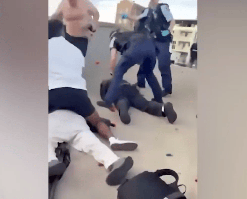 澳大利亚海滩枪击事件两名枪手为父子关系<strong></p>
<p>如何挖虚拟币</strong>,父亲50岁,儿子24岁!一名路人冒险夺枪反击,身中两弹,需接受手术