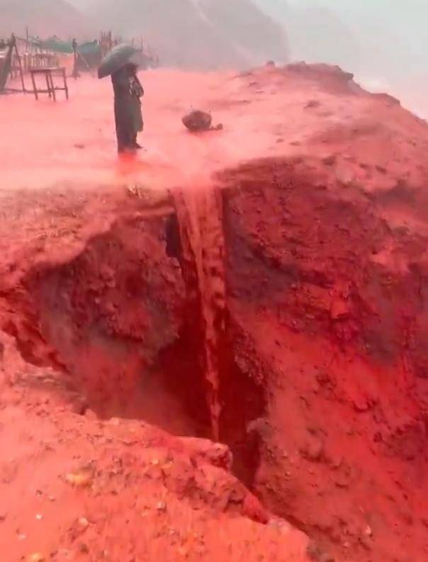 罕见!伊朗霍尔木兹岛遭遇强降雨<strong></p>
<p>虚拟币比特股</strong>,部分海域变成“血色海洋”