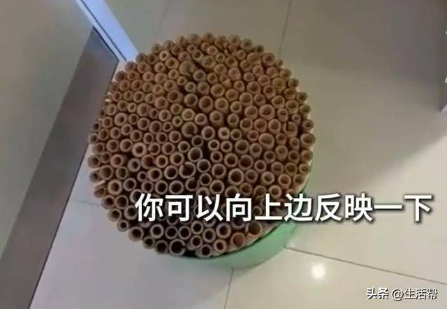 河北石家庄一税务局大厅凳子被网友吐槽像“刑具”!税务局回应:凳子比较有设计感,大家反馈坐着很舒服