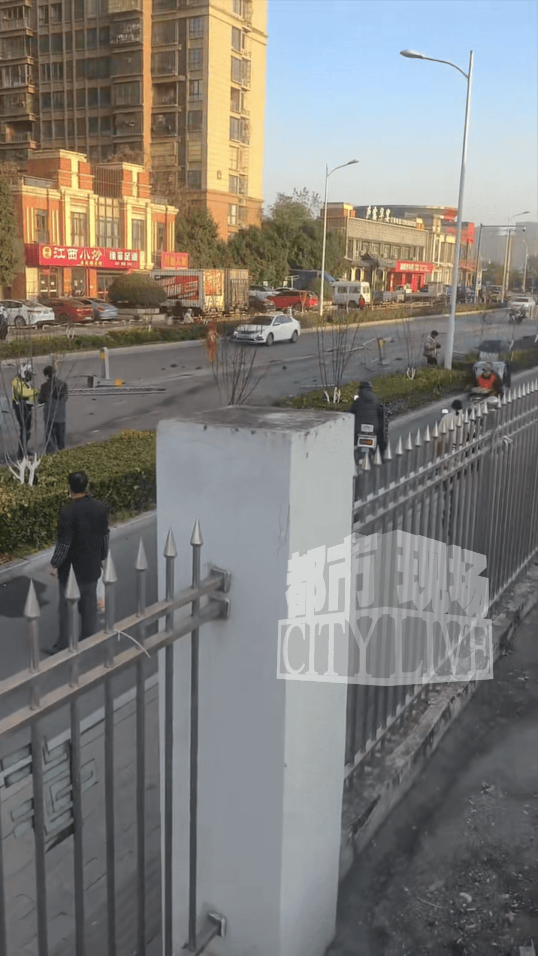 安徽一小米SU7撞翻几十米护栏<strong></p>
<p>虚拟币比特股</strong>,目击者称车辆前轮脱落后才刹停,当地交警回应