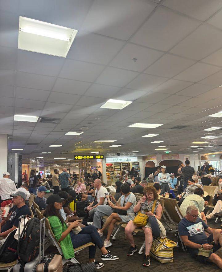 突发！印客机在泰国普吉硬着陆后前轮脱落<strong></p>
<p>虚拟币最近行情</strong>，跑道受损机场临时关闭，多趟航班延误或取消，普吉领办：已与机场沟通，妥善安排滞留中国旅客