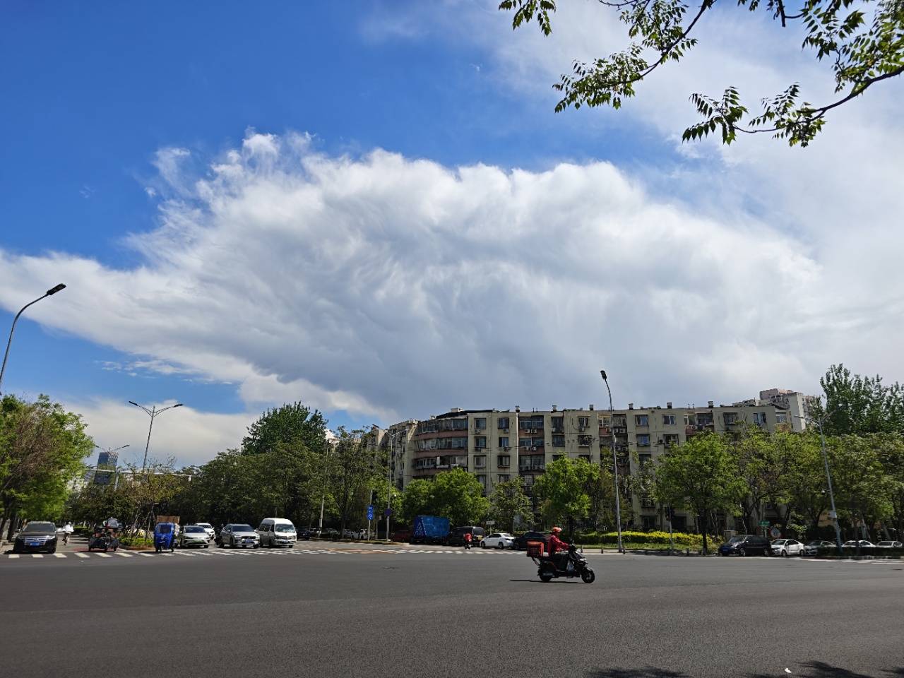 出现“雨幡”奇景<strong></p>
<p>石油现货交易</strong>，北京今天的云像“天空之城”