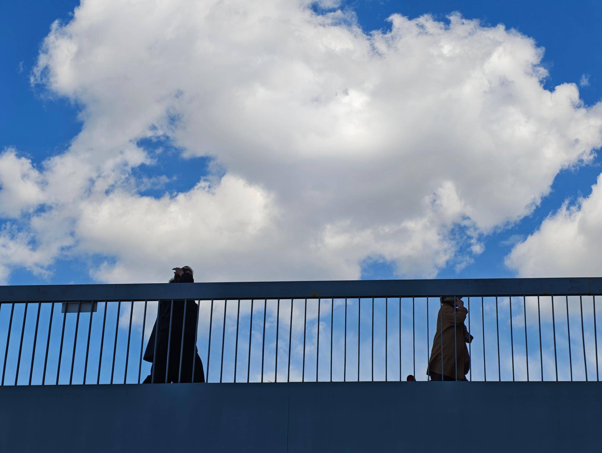 出现“雨幡”奇景<strong></p>
<p>石油现货交易</strong>，北京今天的云像“天空之城”