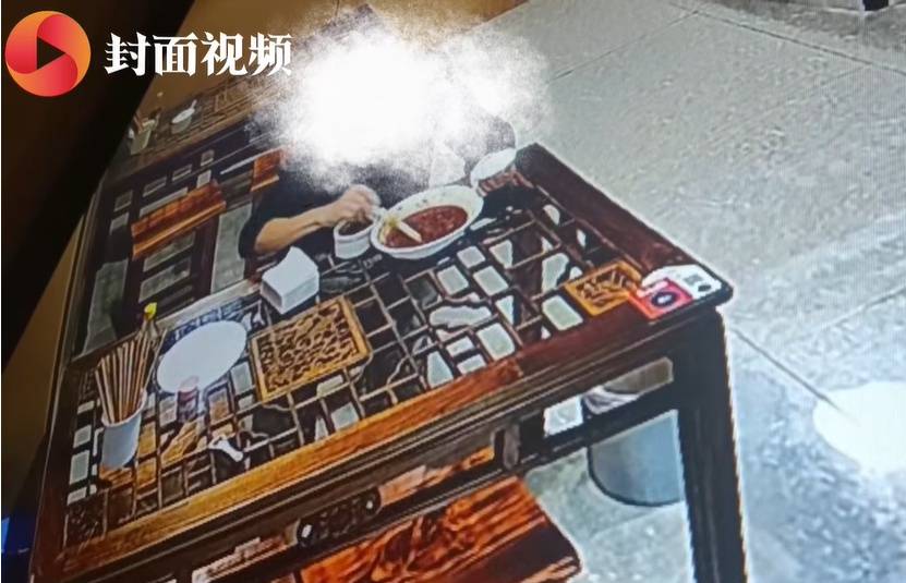 苏州一男子吃完面加6勺辣椒酱被店主曝光,店主回应:气愤,曝光的本意是希望不要浪费